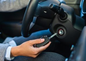Cómo arrancar un coche sin batería: Guía completa
